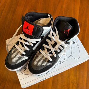 [NEW] Jordan Kids' Grade School Air Jordan 1 Mid Shoes (size 6.5)